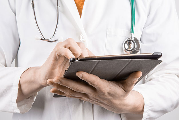 doctor-with-tablet-625